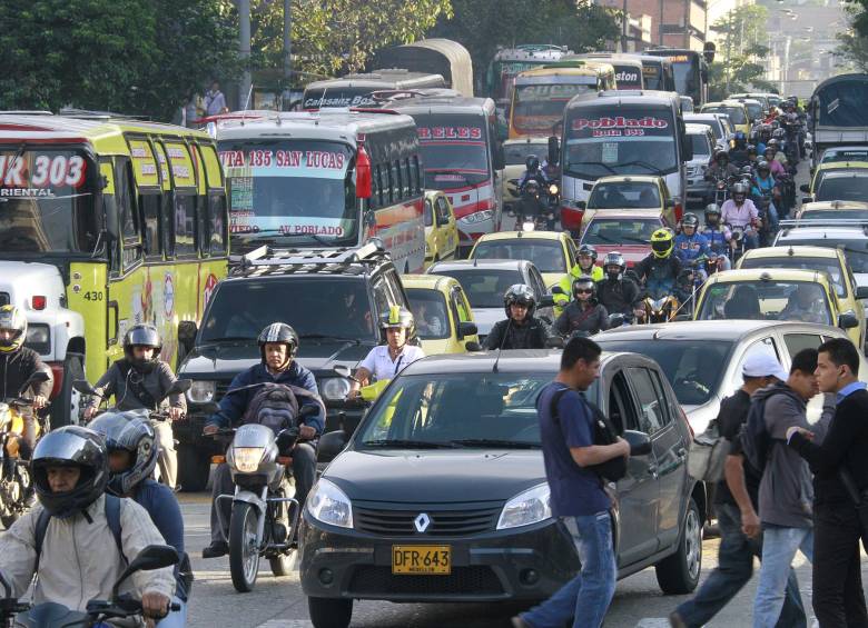 En Medellín rueda un vehículo por tres habitantes