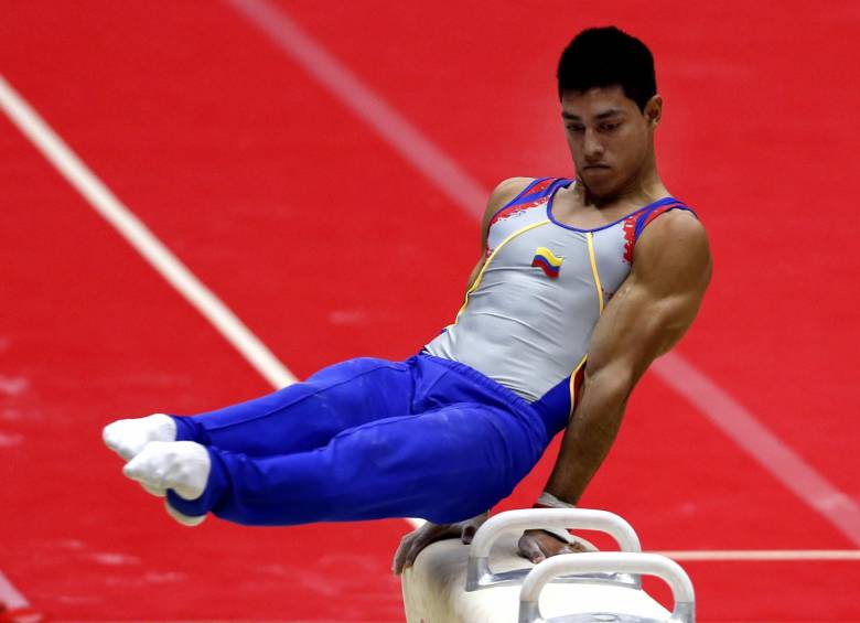 En las fotos aparecen los esquemas que le dieron la medalla de oro en arzones a Johnny Muñoz. FOTO Juan Antonio Sánchez