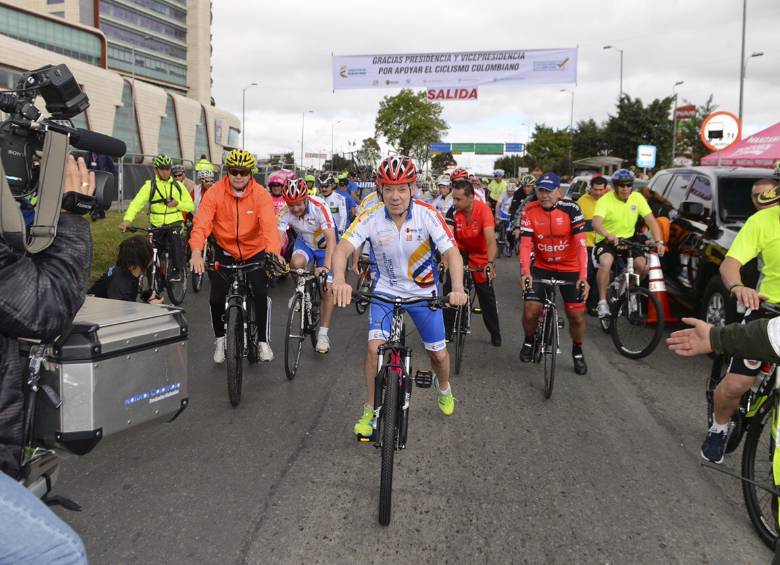 Luego de completar 10 kilómetros montado en su bicicleta el presidente Juan Manuel Santos dio inició a la Vuelta Colombia. FOTO Cortesía