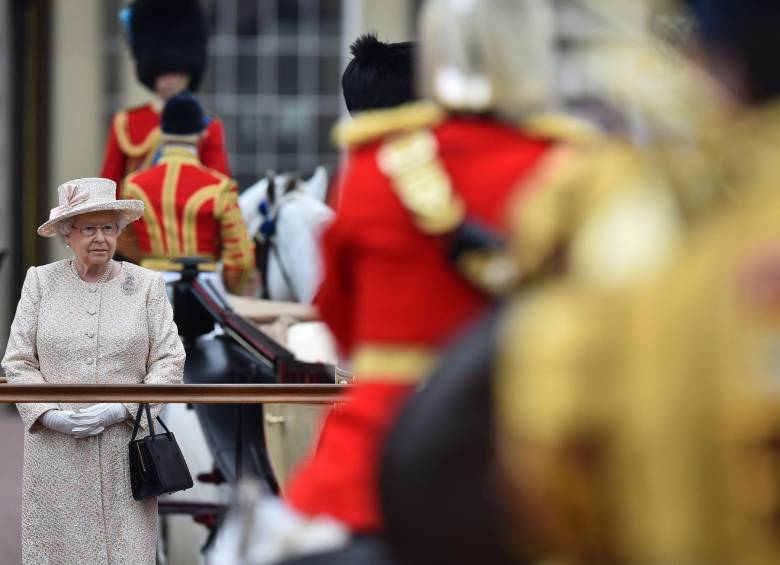 Más de mil soldados vestidos con su uniforme tradicional de gala desfilaron hoy por el centro de Londres durante la celebración oficial del 89 cumpleaños de la reina Isabel II. FOTO 