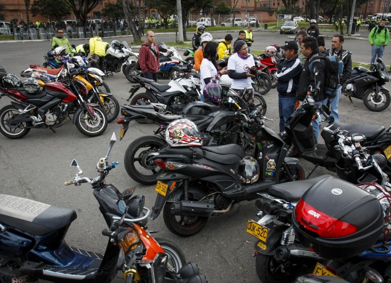 Miles de motociclistas se movilizaron en Bogotá durante los días previos a la entrada en vigencia de la medida, por considerar que vulneran su derecho a la movilidad. FOTO Colprensa
