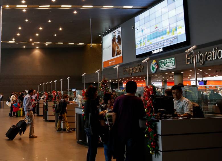Las lluvias afectaron las operaciones de este terminal aéreo. FOTO Colprensa