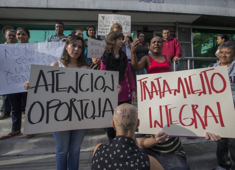 Protesta de pacientes de cáncer en las instalaciones de Coomeva en la Avenida 33 en 2016. FOTO Donaldo Zuluaga