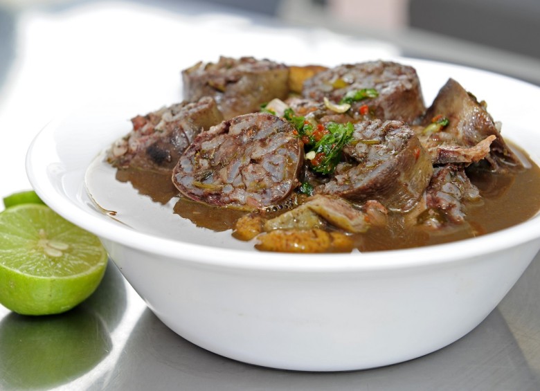 Caldo de manguera, tradición guayaquileña de 70 años.