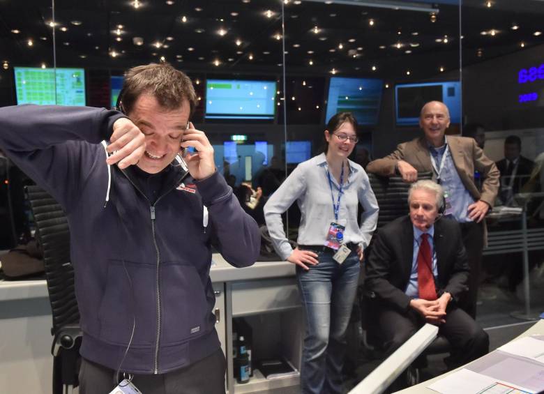 Andrea Accomazzo (primero a la izquierda), director de vuelo para la misión Rosetta, es uno de los diez científicos del año elegido por la revista británica Nature. FOTO AFP