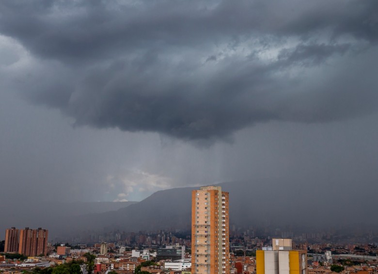 Aguacero en Medellín y el Valle de Aburrá. Foto: Juan Antonio Sánchez. 