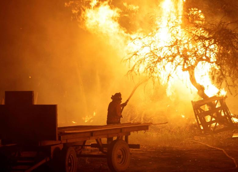 Hasta el momento los incendios dejan 3.782 damnificados, 1.108 personas albergadas, 3.782 damnificados, 1.012 viviendas destruidas y un total de 11 fallecidos. FOTO Reuters