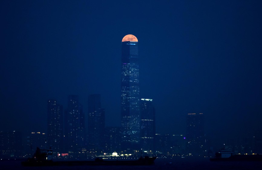 Superluna en Victoria Harbour, en Hong Kong. FOTO AP