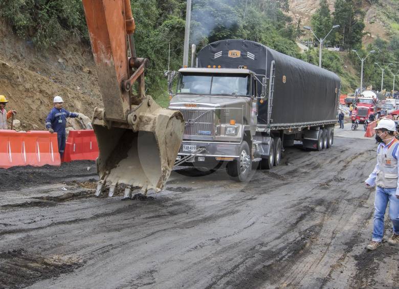 Algunos vehículos quedaron atascados en el terraplén, fue necesario halarlos con la restroexcavadora.