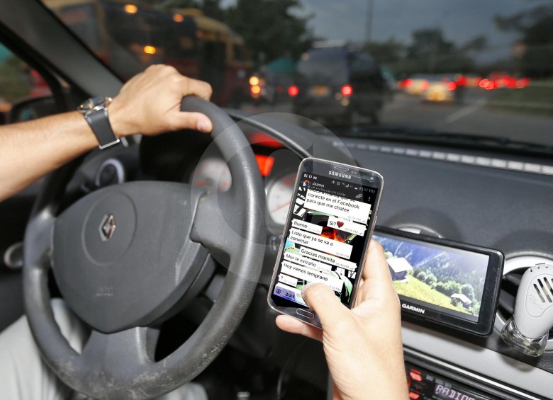 El uso del teléfono al volante multiplica por 4.3 las posibilidades de sufrir un accidente de tránsito. FOTO: JUAN ANTONIO SÁNCHEZ