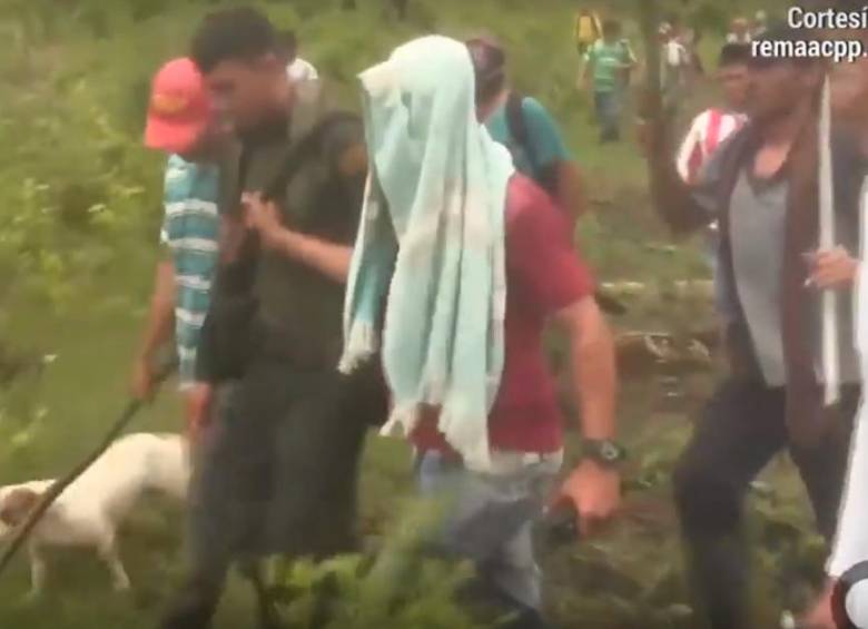 El policía fue retenido por campesinos en Meta. FOTO: TOMADA DE VIDEO
