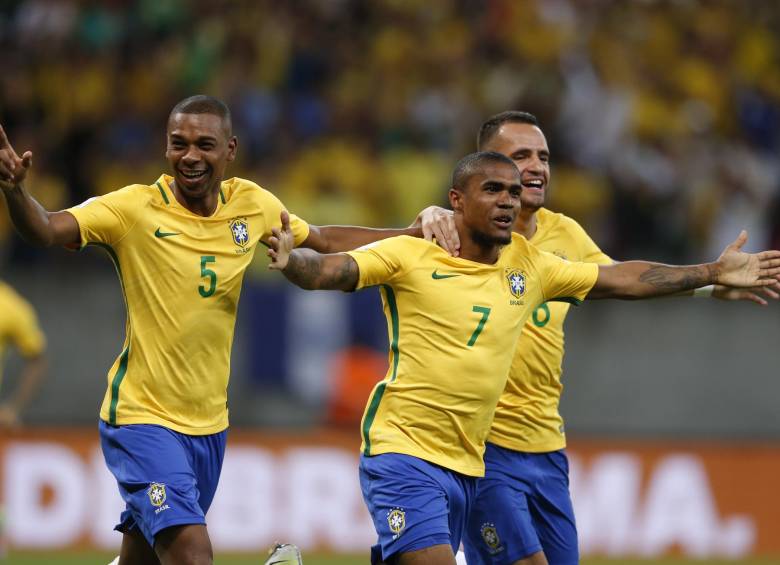Menos de un minuto tardó Brasil abrir el marcador por medio de Douglas Costa. FOTO AP