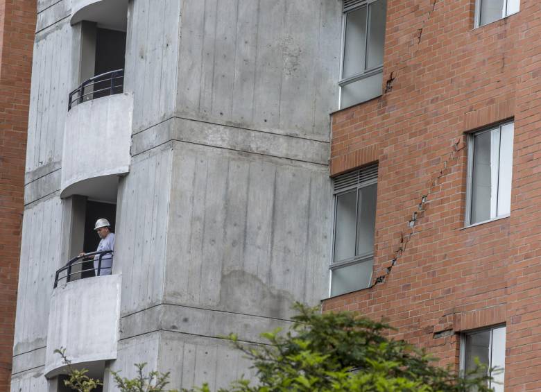 Así se ve la fachada del edificio Bernavento. Un grupo de ingenieros evaluó la estructura -que está siendo repotenciada- y concluyó que no hay riesgo de colapso. 250 vecinos, incluidos 128 ancianos, fueron evacuados ayer. Arriba, a la derecha, la publicación de EL COLOMBIANO del 15 de abril de 2015, en la que se denunciaban los problemas. FOTOS Juan antonio sánchez