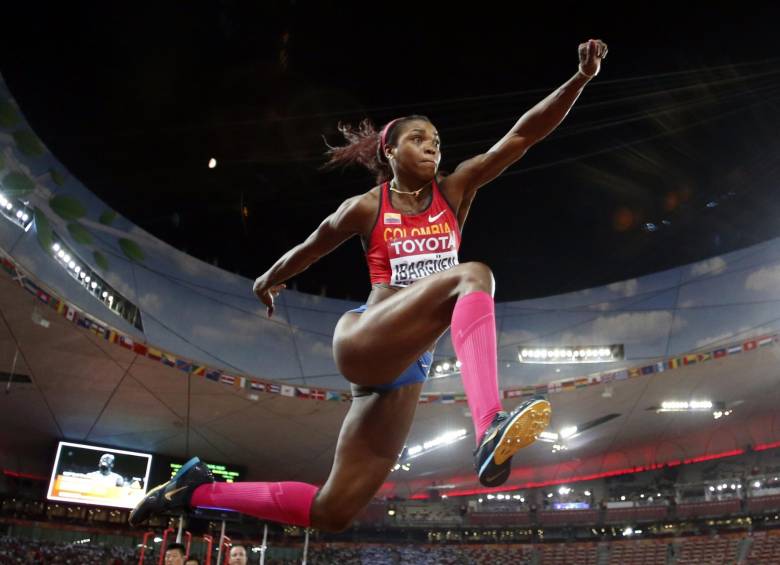 En la imagen aparece Caterine sostenida en el aire durante uno de los saltos del Mundial de Pekín. Ahora, la atleta nacional va rumbo a hacer realidad el sueño del oro olímpico en Río. FOTO ap