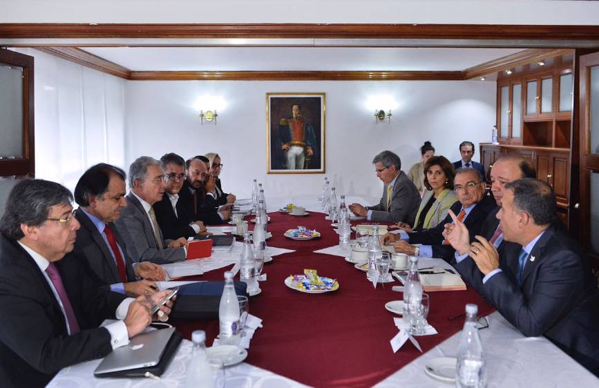 Álvaro Uribe y delegados del No se reúnen con Humberto de la Calle