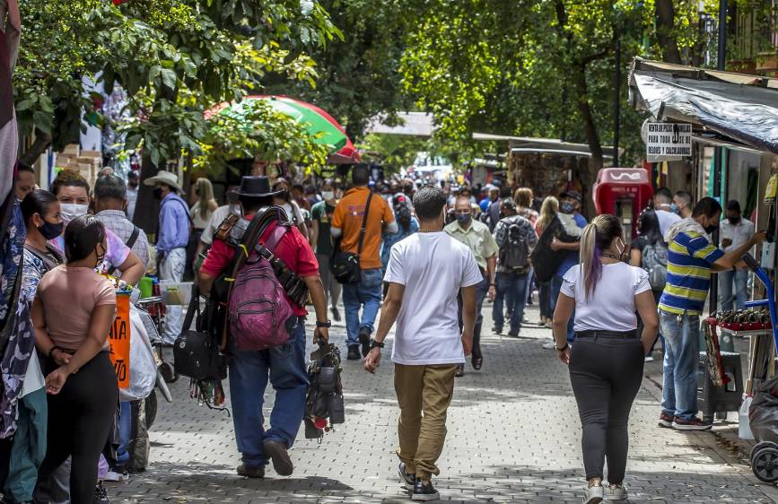 La encuesta está disponible para las 16 comunas y los 5 corregimientos de Medellín. Foto: Juan Antonio Sánchez