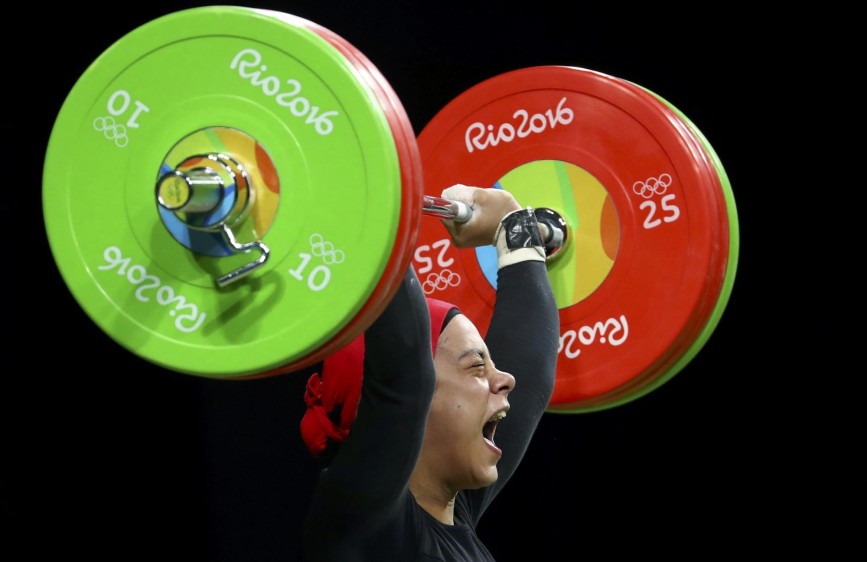 Nunca antes una mujer árabe había logrado un triunfo en levantamiento de pesas en los Juegos Olímpícos. FOTO REUTERS 