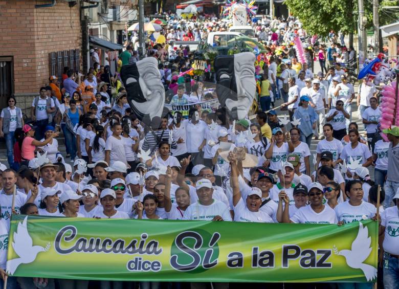 En Caucasia la comunidad se movilizó en una gran marcha para celebrar el acuerdo y reclamar la atención a otros agentes desestabilizadores que mantienen vivo el conflicto en la zona. fOTO jUAN aNTONIO sÁNCHEZ