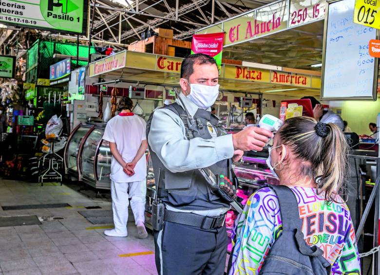 Las plazas limitaron los ingresos e implementaron elementos para medir la temperatura de empleados y visitantes. FOTO JUAN ANTONIO SÁNCHEZ