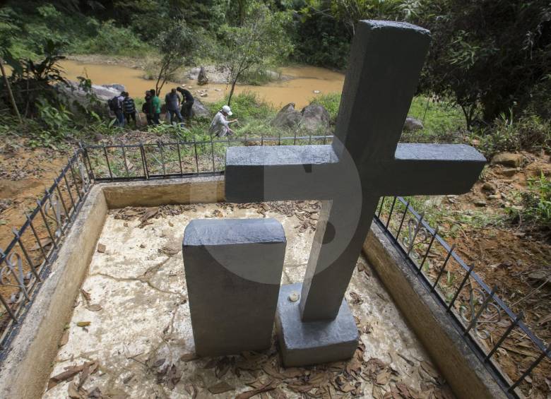En El Topacio instalaron un monumento en homenaje a las víctimas de la matanza ocurrida en 1988. FOTO Donaldo Zuluaga