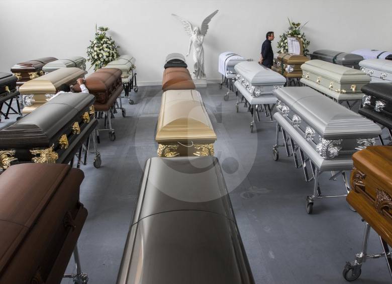 La funeraria San Vicente, de Medellín, dispuso una sala en sus instalaciones para velar, mientras son transportados a sus países, los cadáveres de las 71 víctimas fatales que dejó el accidente aéreo. FOTO Róbinson Sáenz