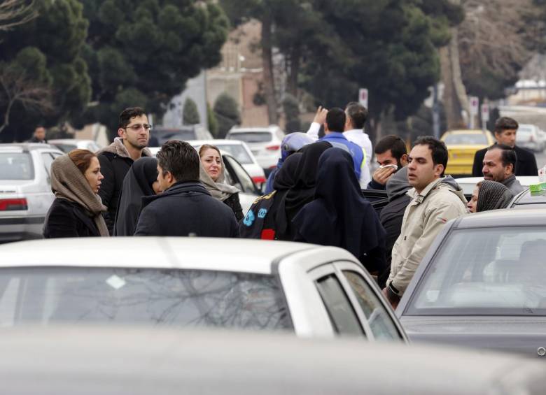 Los parientes de los pasajeros están a la espera de que encuentren el avión siniestrado. FOTO AFP