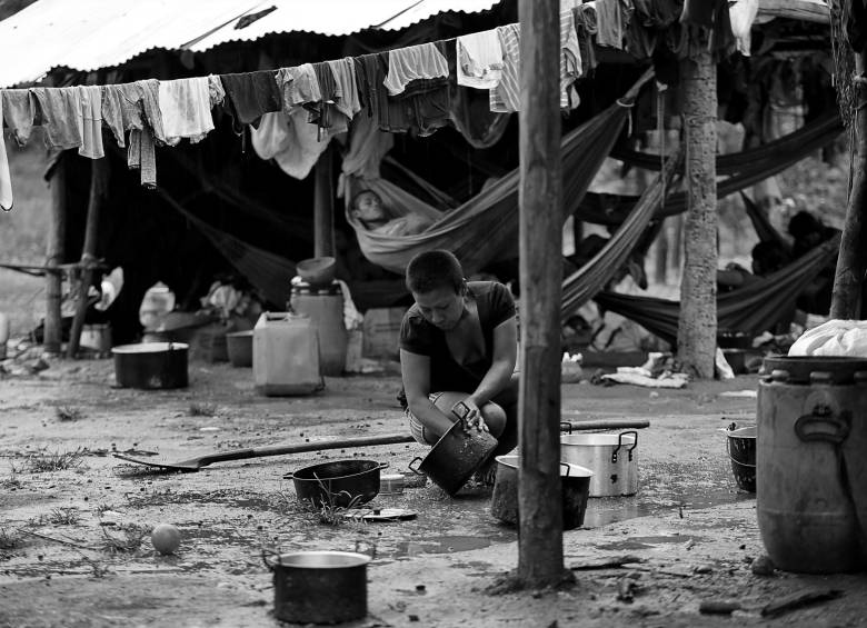 Los Nukak Makú saben que la subsistencia en la ciudad tiene sus gastos. Ellos lo entendieron con suavidad, desde el día en que llegaron a los trece asentamientos del Guaviare, hace más de siete años. “Queremos unirnos a la familia blanca, pero no queremos olvidar las palabras de los nukak”, dicen sus integrantes.