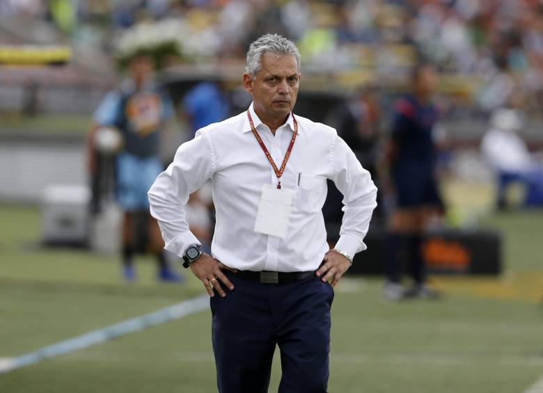Durante los encuentros de Nacional el técnico Reinaldo Rueda ha estado muy atento al accionar de sus pupilos en la cancha y les pide buen juego constantemente. FOTO juan antonio sánchez