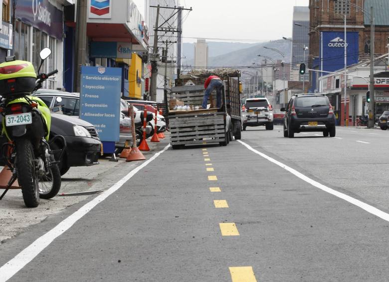 1. Algunas empresas descargan sus suministros en la zona demarcada para la ciclorruta violando la ley. 2. Falta red semafórica y señalización en toda la ciclorruta. FOTOs jaime pérez y CORTESÍA encicla.