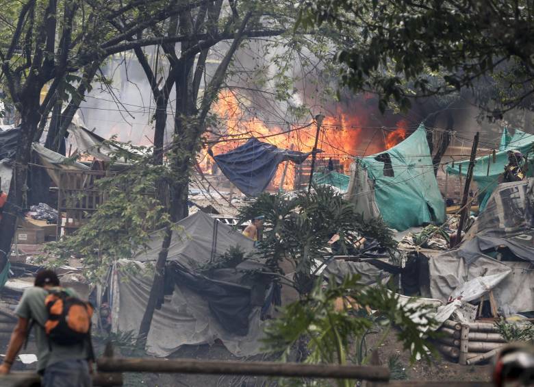 Solo el incendio de dos carpas alteró el tranquilo desalojo del lote que, junto a la Plaza Minorista, un grupo de 250 habitantes de calle ocupaba desde hacía varios meses. FOTO Julio César Herrera
