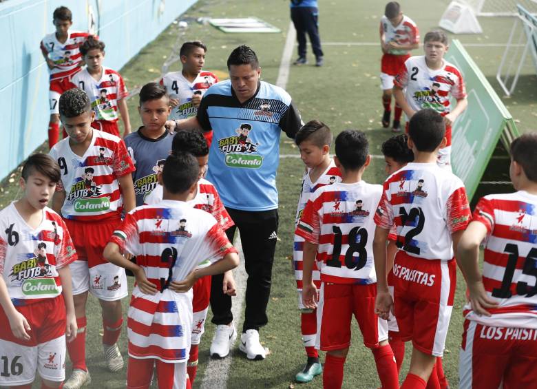 Jair Rambal durante el calentamiento con sus dirigidos antes de debutar en el Babyfútbol. Estados Unidos hace parte del Grupo C. FOTO manuel saldarriaga