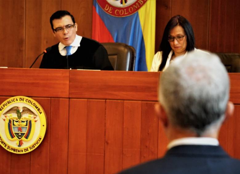 De frente, el magistrado Reyes, de espaldas, el senador Uribe Vélez. FOTO Diego Menjura/Comunicaciones Corte Suprema