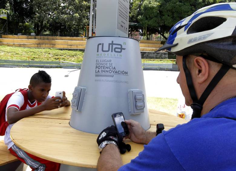 Internet y energía solar gratis mejoran la vida en barrios de Medellín