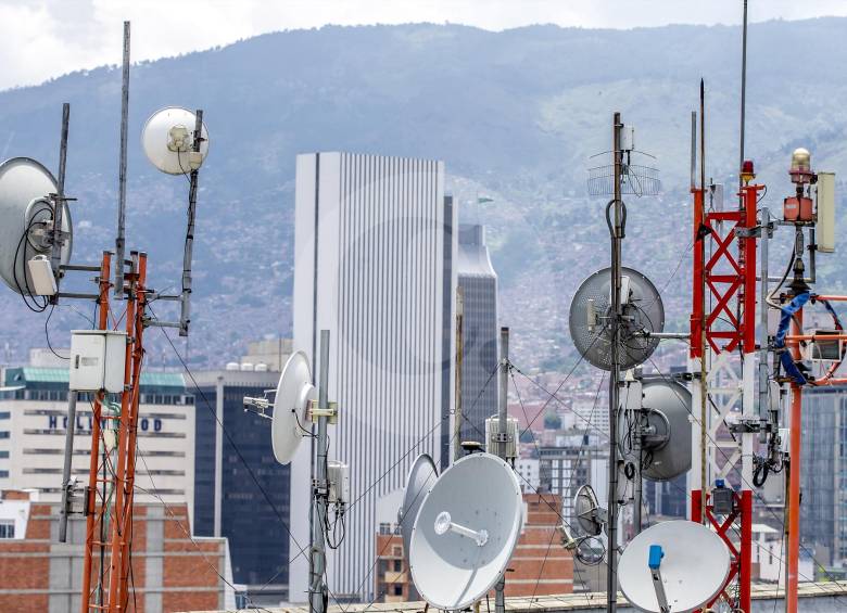 La interconexión entre las redes de WOM, Tigo, UNE y Claro es analizada por la Comisión de Regulación de Comunicaciones que deberá tomar una decisión este mes. FOTO Juan Antonio Sánchez