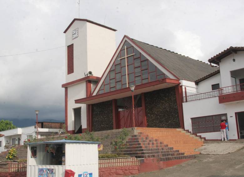 En el templo Nuestra Señora de Chiquinquirá, de Ebéjico, se realizaron las honras fúnebres del joven asesinado. FOTO ARCHIVO