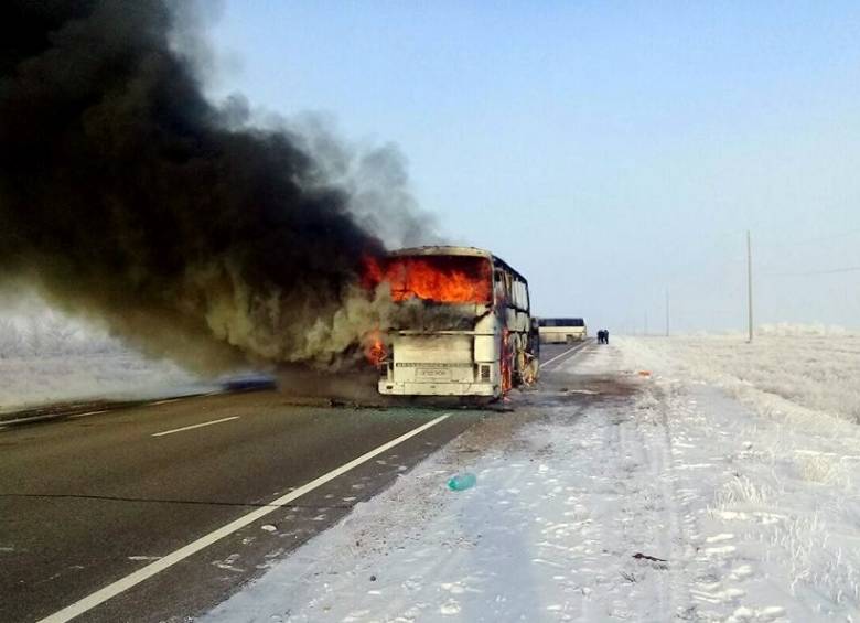 La conflagración provocó una columna de humo difícil de controlar. FOTO: EFE