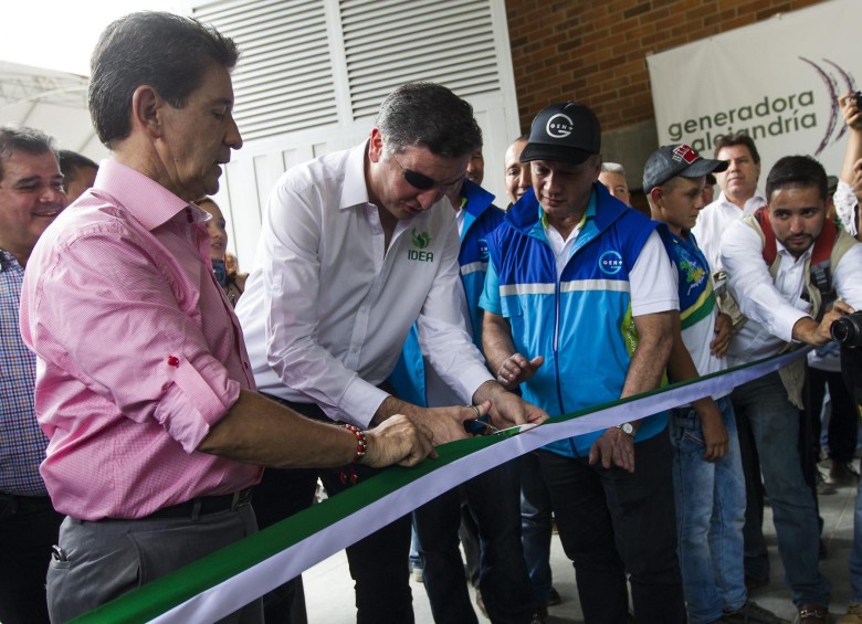 A la derecha, el gobernador de Antioquia Luis Pérez. A su lado, de blanco, el exdirector del Idea Mauricio Tobón. FOTO: Jaime Pérez Munévar