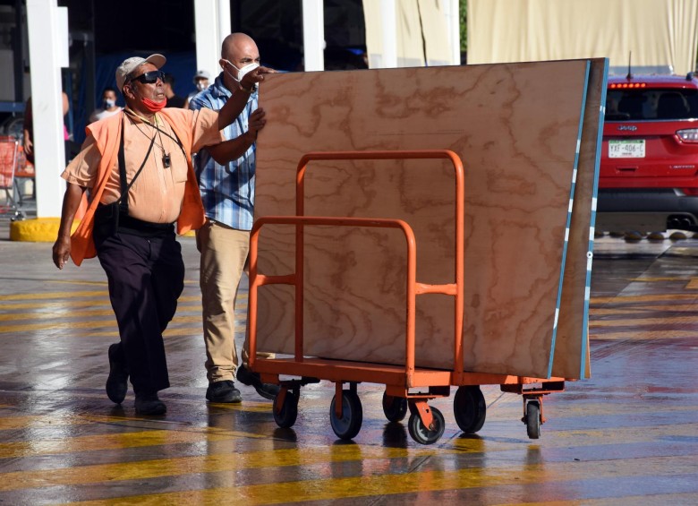 Mexicanos se preparan para la inminente llegada del huracán Delta. FOTO AFP