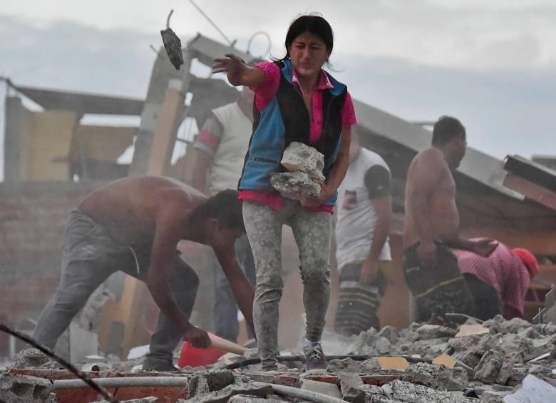 El ministro de seguridad de Ecuador afirmó que el saldo de muertos por terremoto subió a 350 y 2.068 los heridos por el terremoto de 7,8 grados. FOTO AFP