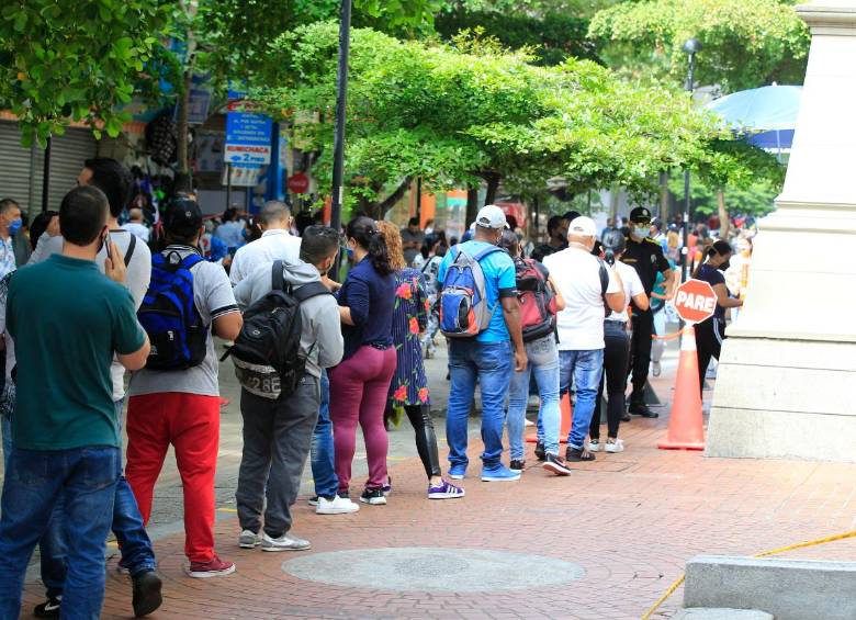 Desde la cero horas de este 19 de junio los colombianos viven la primera jornada sin IVA de su historia, un impuesto cuya ausencia ha abalanzado a miles de personas a los establecimientos comerciales. Foto: Juan Antonio Sánchez. 