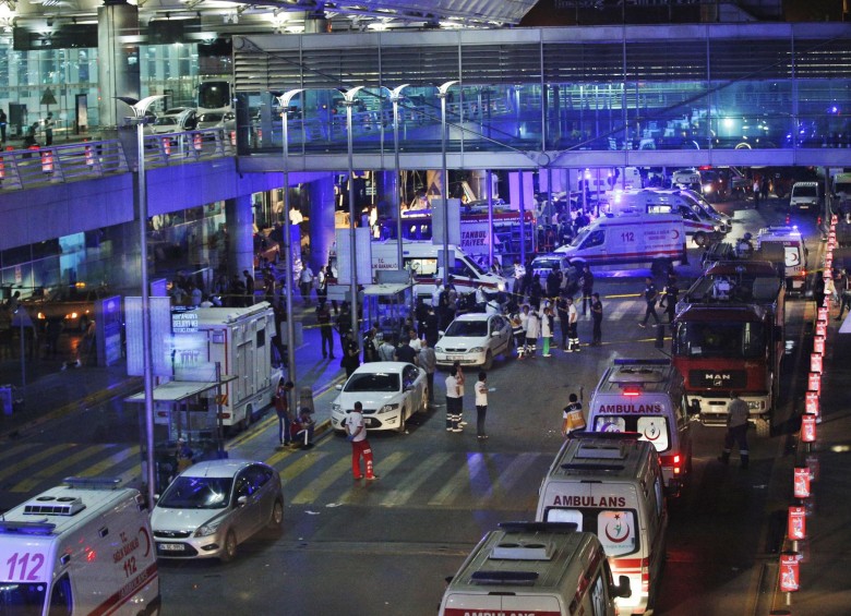 El Ministerio del Interior de Turquía ha organizado un centro de crisis para seguir la situación, se han cancelado todos los vuelos y se ha cerrado el aeropuerto. FOTO AP