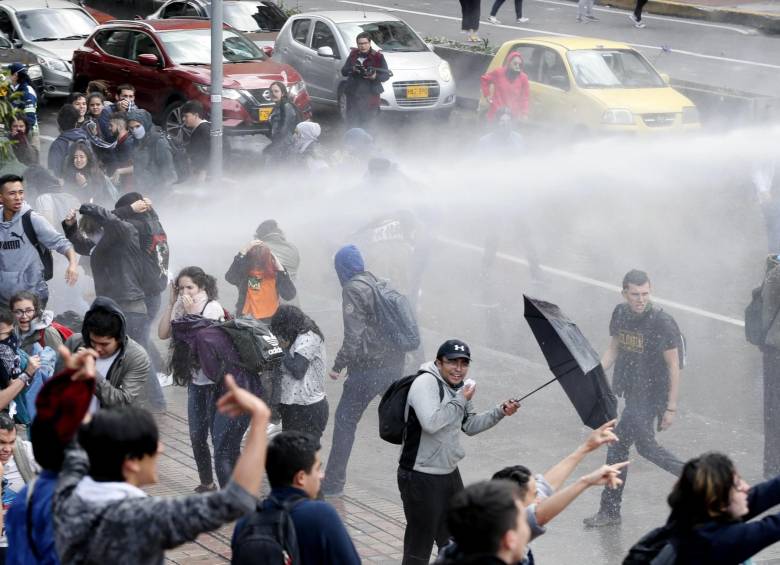 Las concentraciones estudiantiles fueron dispersadas con tanquetas que lanzaban chorros de agua. FOTO EFE