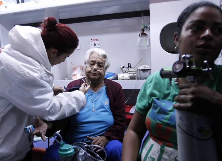 Varias adultos mayores y un niño, habitantes del sector donde se presentó la emergencia, resultaron afectados por el humo y fueron atendidos en las ambulancias. FOTO JAIME PÉREZ