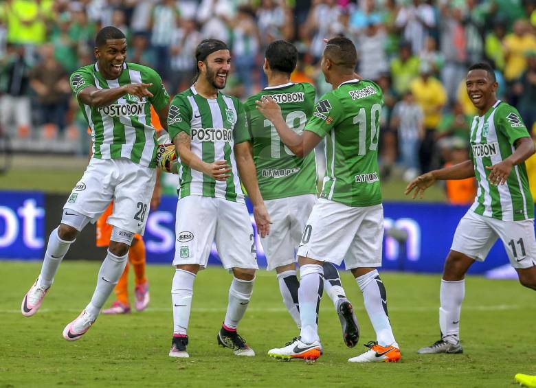Acá la celebración verde tras el triunfo 3-2 sobre Envigado en la Liga y que lo dejó a un paso de asegurar su lugar en el grupo de los 8. Hoy ya piensa en Huracán. FOTO juan antonio sánchez 