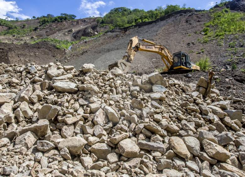 La Sinifaná busca recuperar su cauce en el tramo del derrumbe. Las tareas de remoción de piedras siguen. FOTO JUAN ANTONIO SÁNCHEZ