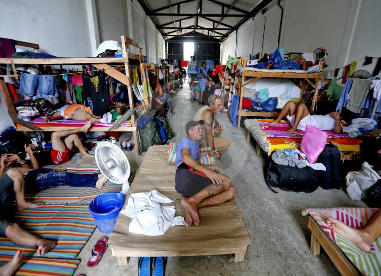 En el albergue, ofrecido por un ciudadano de Turbo a los migrantes desde inicios de mayo, cuando se agravó la crisis de estas personas por el cierre de la frontera panameña, la situación de hacinamiento e insalubridad es cada vez peor. FOTO Juan antonio sánchez