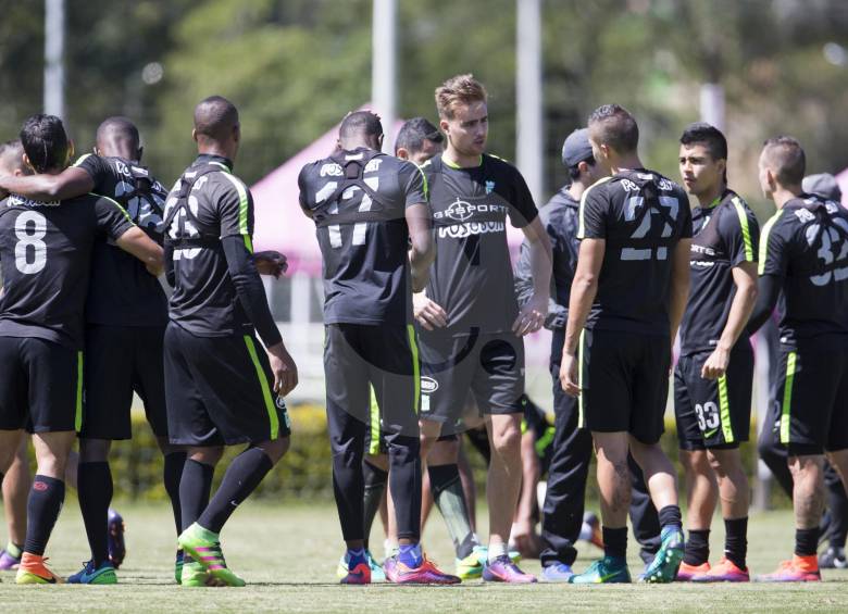 Ante la tragedia, los jugadores del Nacional no entrenaron el martes, en la sede de Guarne. Solo oraron. FOTO juan a. sánchez