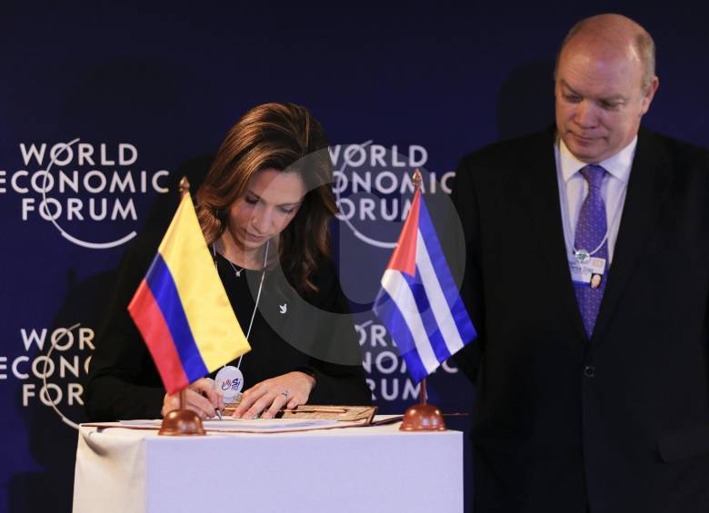 Firma del acuerdo por ministros de Comercio María Claudia Lacouture (Col.) y, Rodrigo Malmierca (Cuba). FOTO Juan A. Sánchez