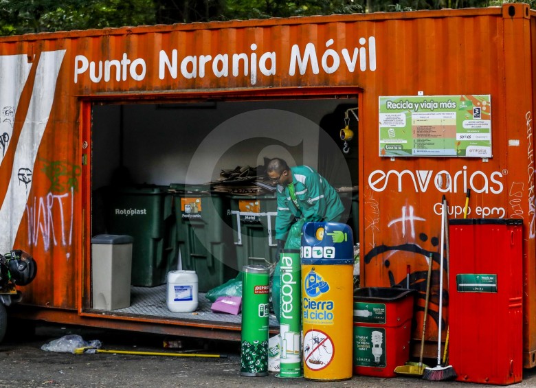 En Provenza, El Poblado, está ubicado uno de los cinco Puntos Naranja de recolección de reciclaje de Emvarias. FOTO Jaime Pérez M. 