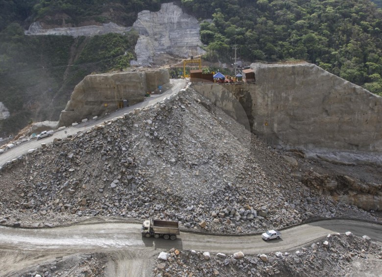 La presa (muro de contención del embalse) tendrá 20,3 millones de metros cúbicos de enrocado.